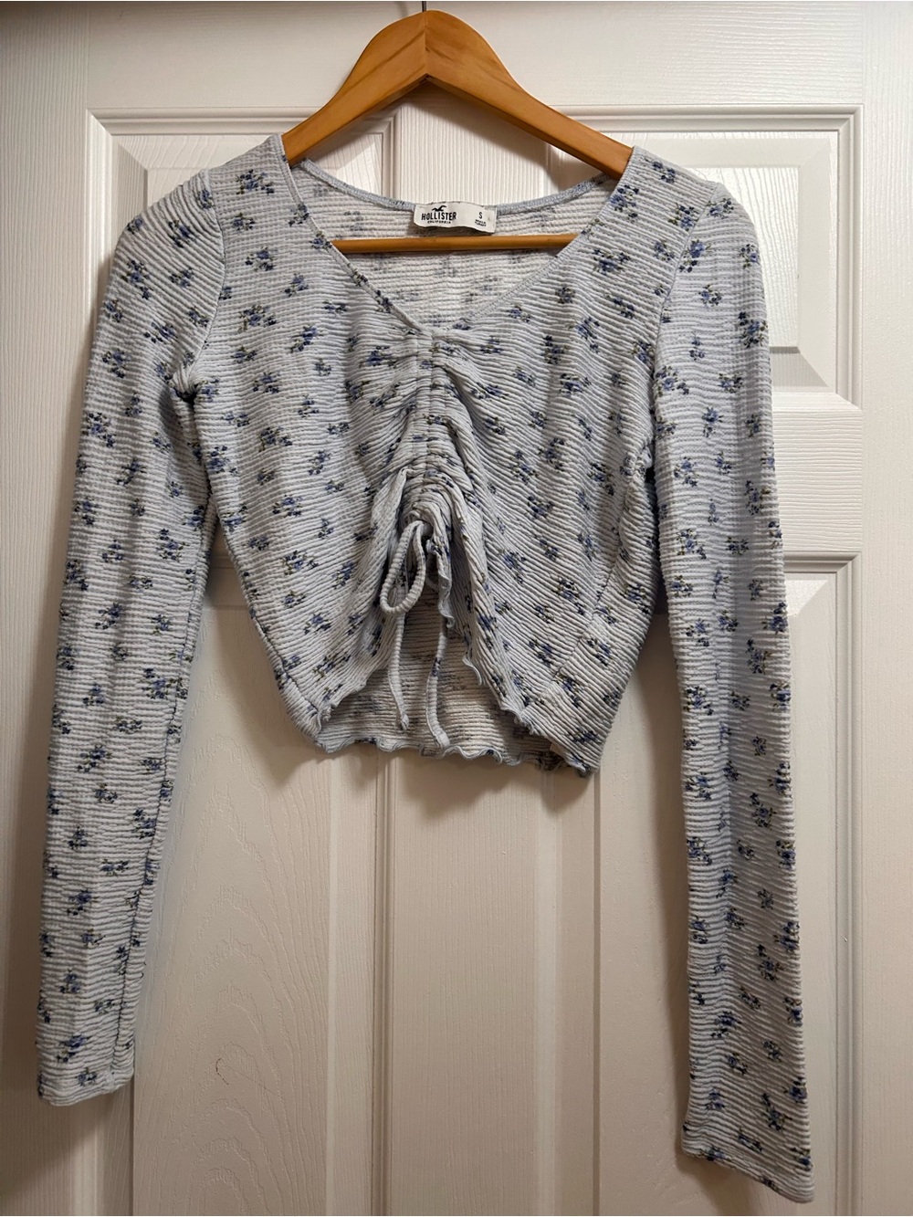 Hollister White Ribbed Long-Sleeve Cropped Top with Blue Floral Print